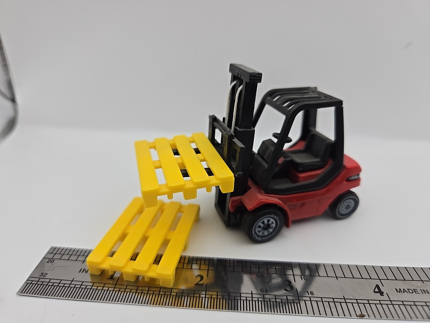 Siku Forklift Linde H30 Red Loose With Pallets