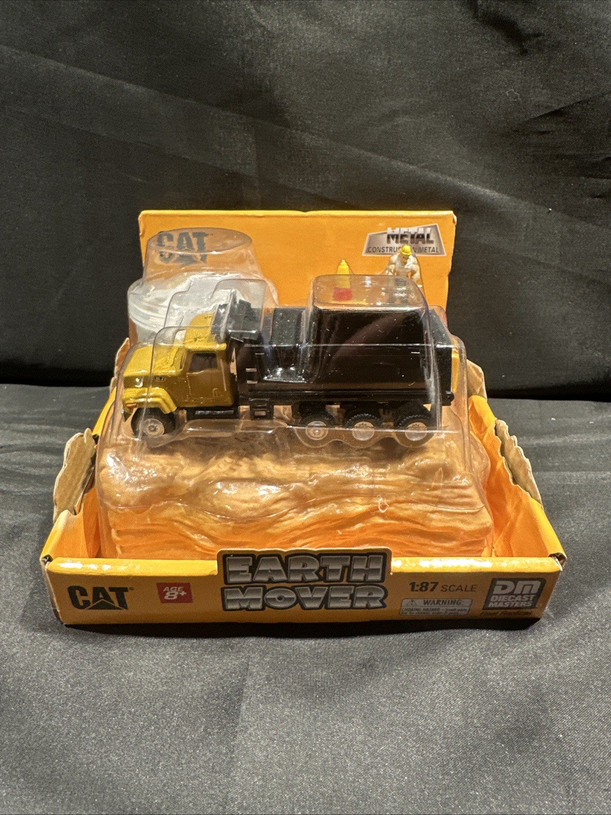 NEW SHIPS FREE Diecast Masters 1:87 HO CAT Dump Truck + Construction Accessories