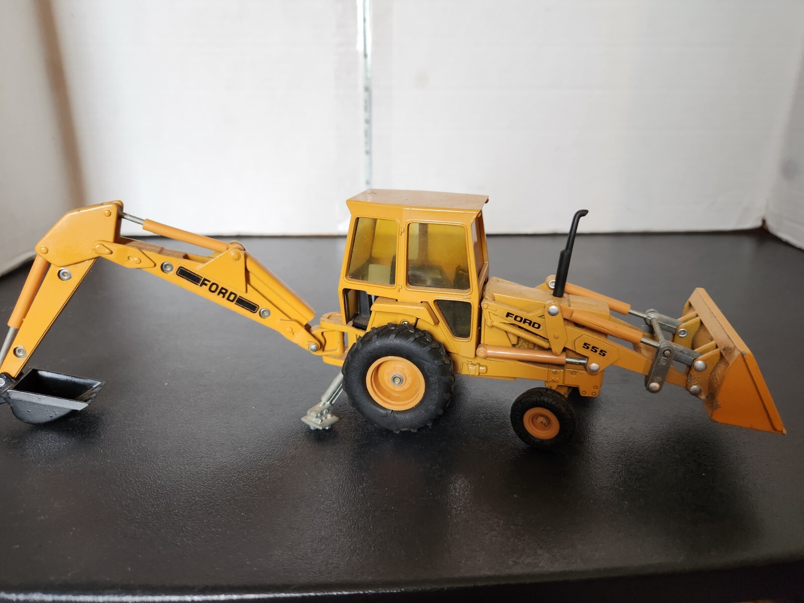 ERTL 1:64 Ford Backhoe Front Loader Yellow Die Cast Toy 2807G Iowa USA