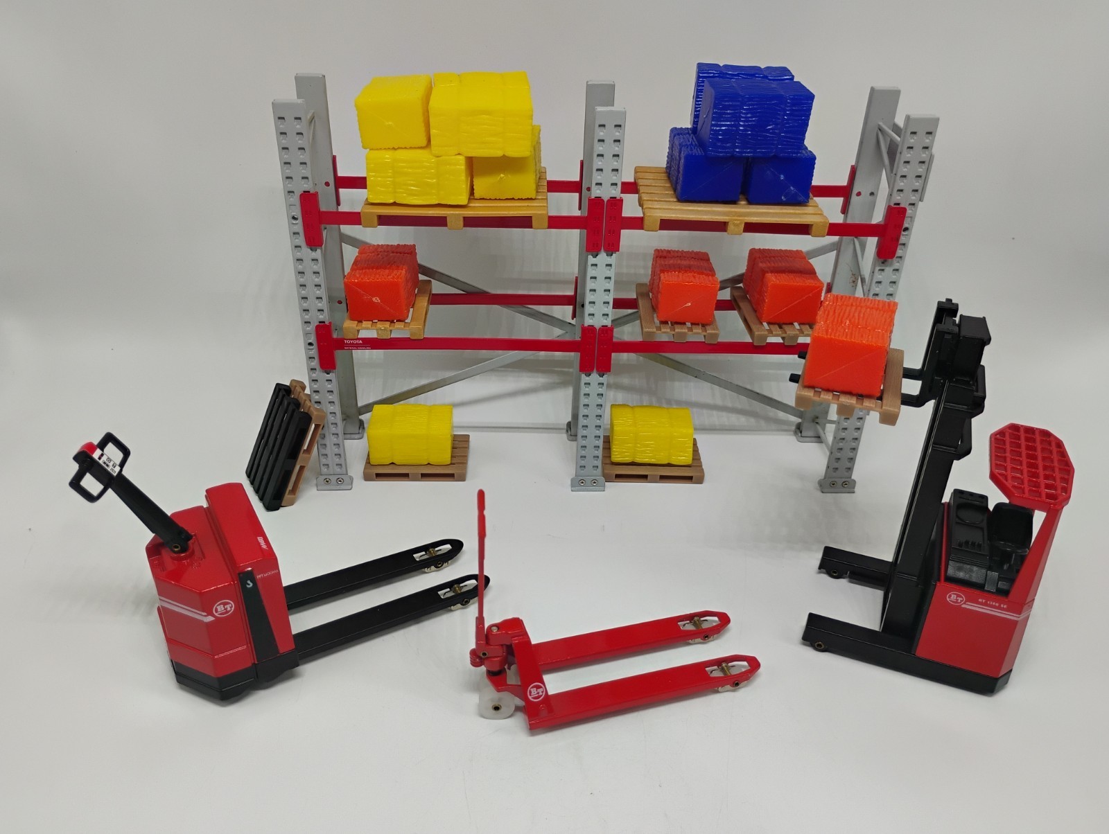Warehouse Diorama Reach Lift Truck, Electric & Hand Pallet Jack, Racking&Pallets