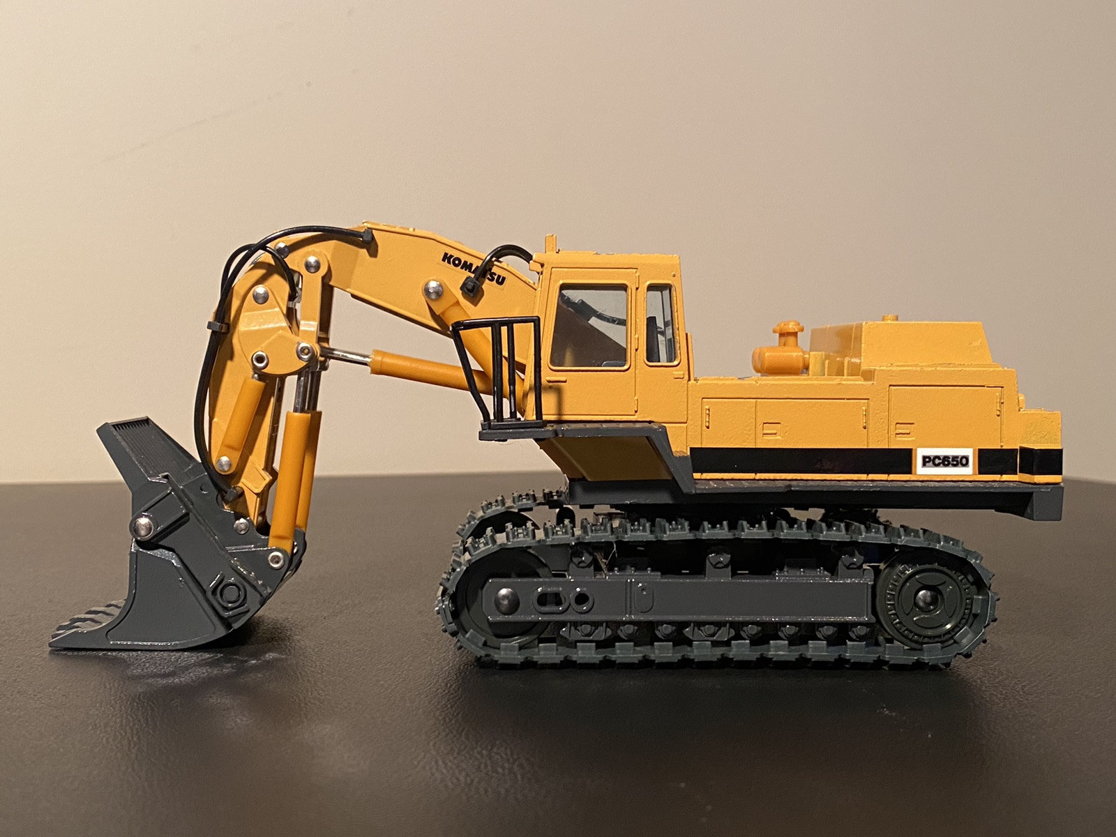 Shinsei 1:50 diecast #614 Komatsu PC650 Hydraulic Excavator Loading Shovel MINT!