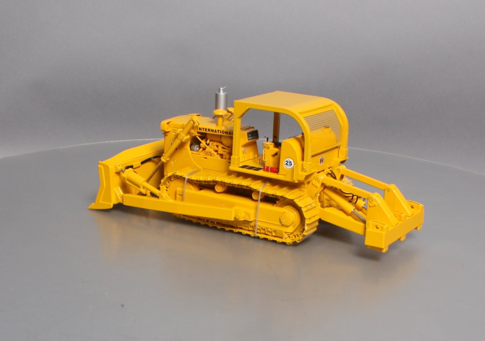 First Gear 79-0156 1:25 DieCast Construction Pioneer International TD-25 Crawler