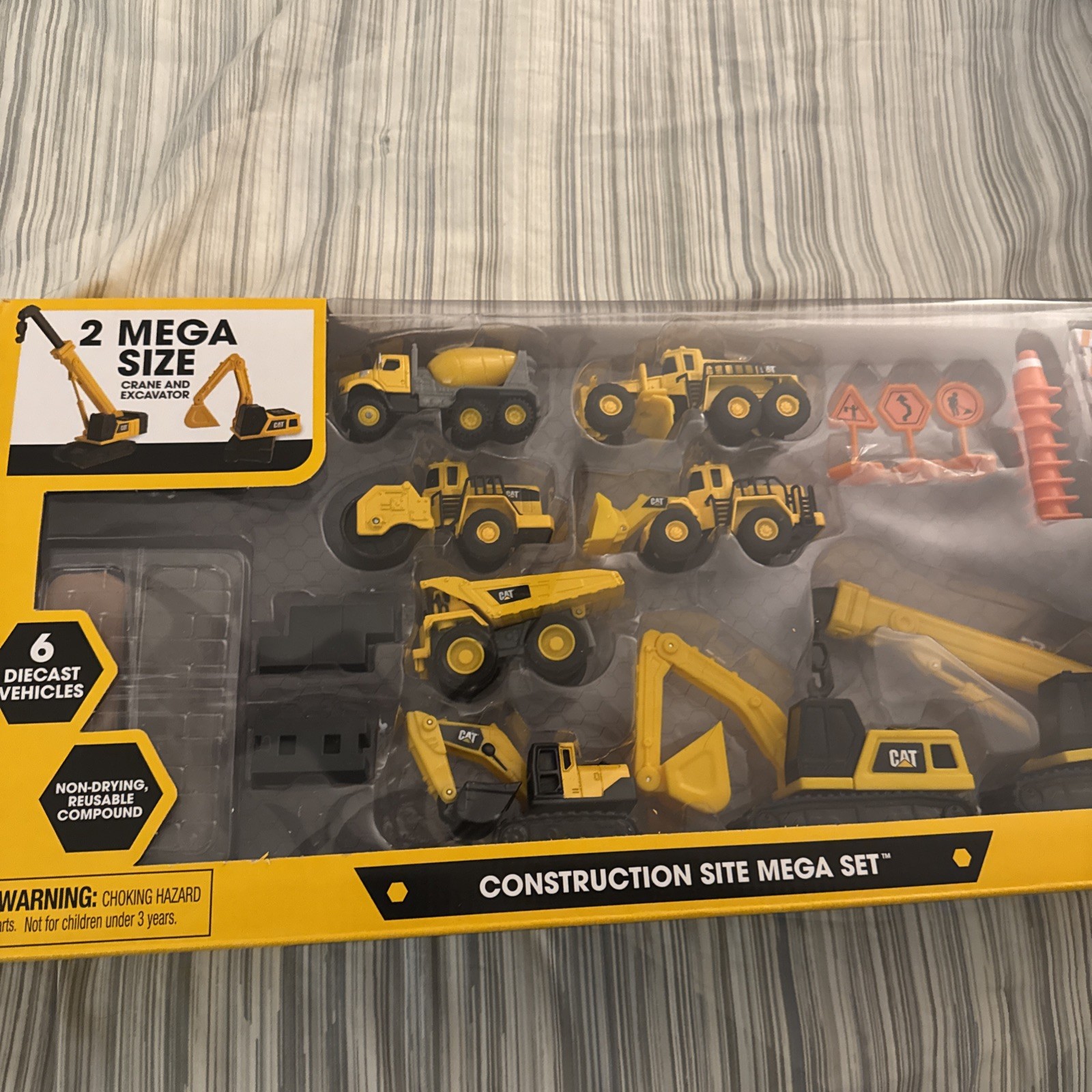 Diecast Construction Vehicles Dump Trucks Playset Toys for Kids w Road Signs CAT
