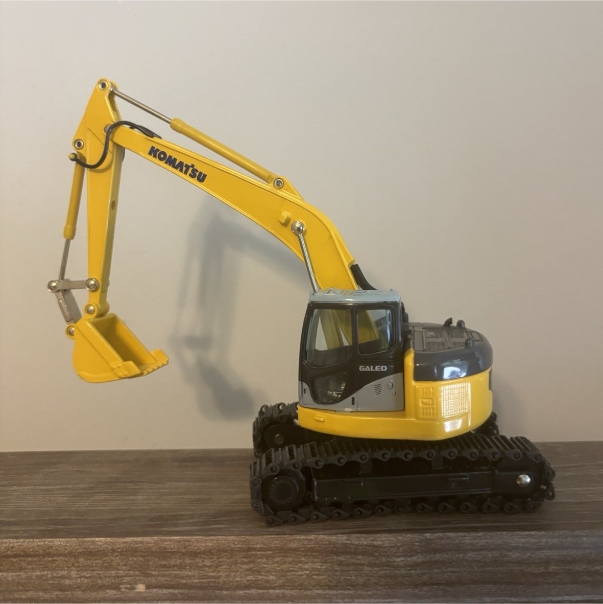 Komatsu Galeo PC228US Excavator 1:43 Diecast Model w/ Box READ DESCRIPTION