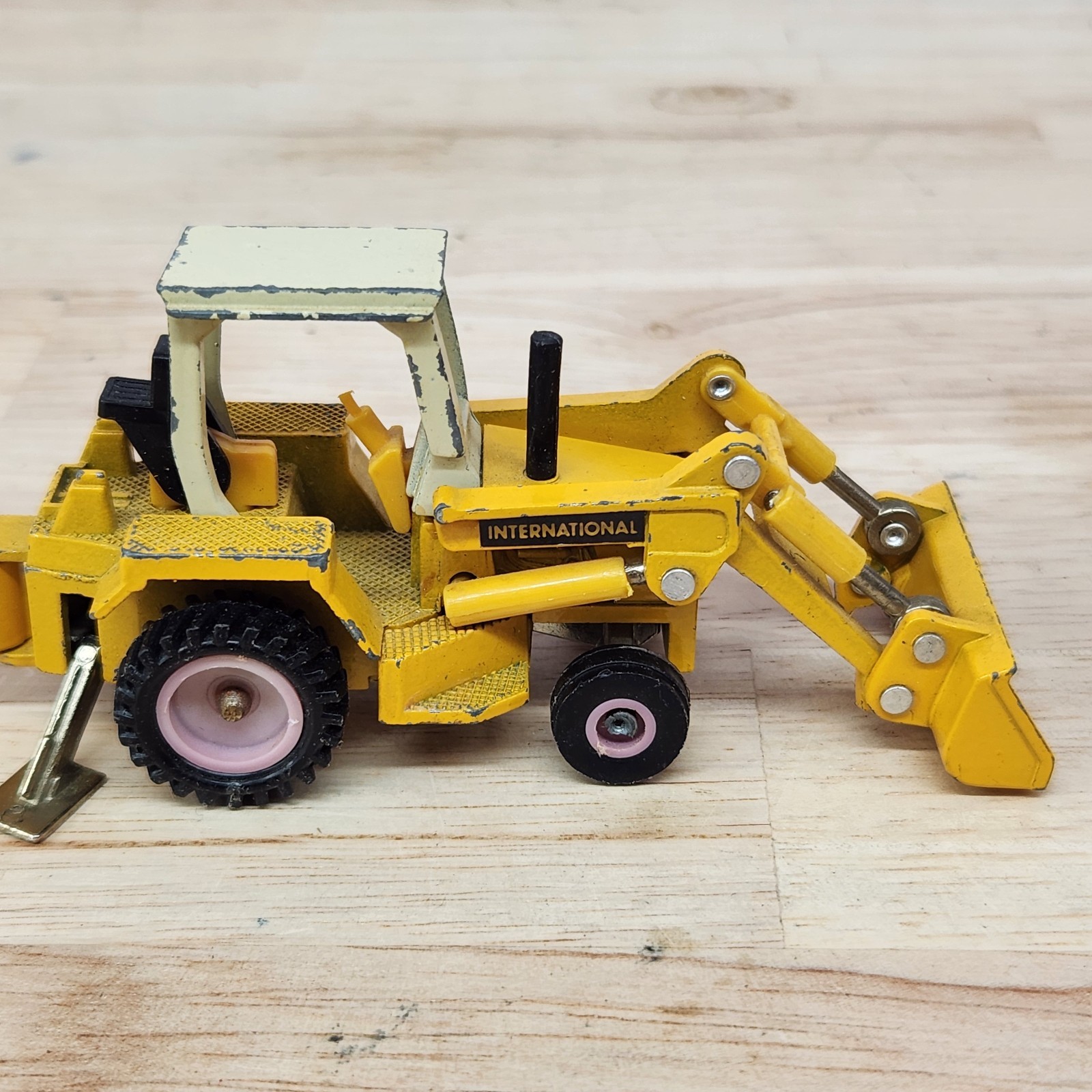 1:64 ERTL International Backhoe Loader Mighty Movers of the World