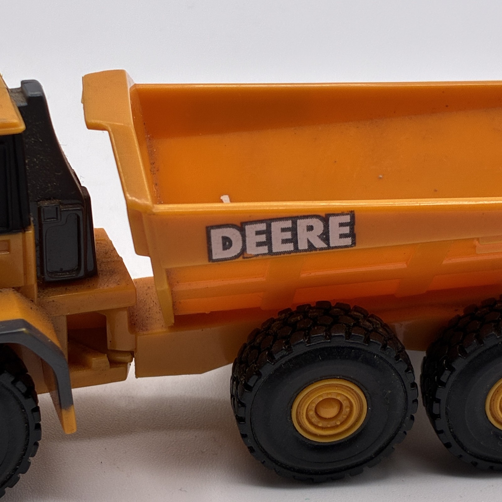 ERTL John Deere Articulated Dump Truck Toy Diecast Plastic Construction Vehicle