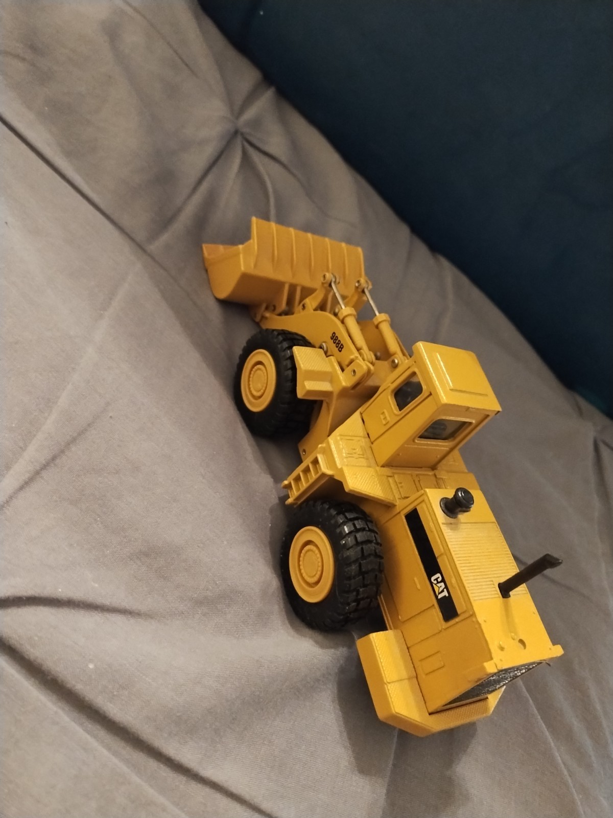 Ertl CAT Caterpillar Wheel Loader 988B 1:50 Scale