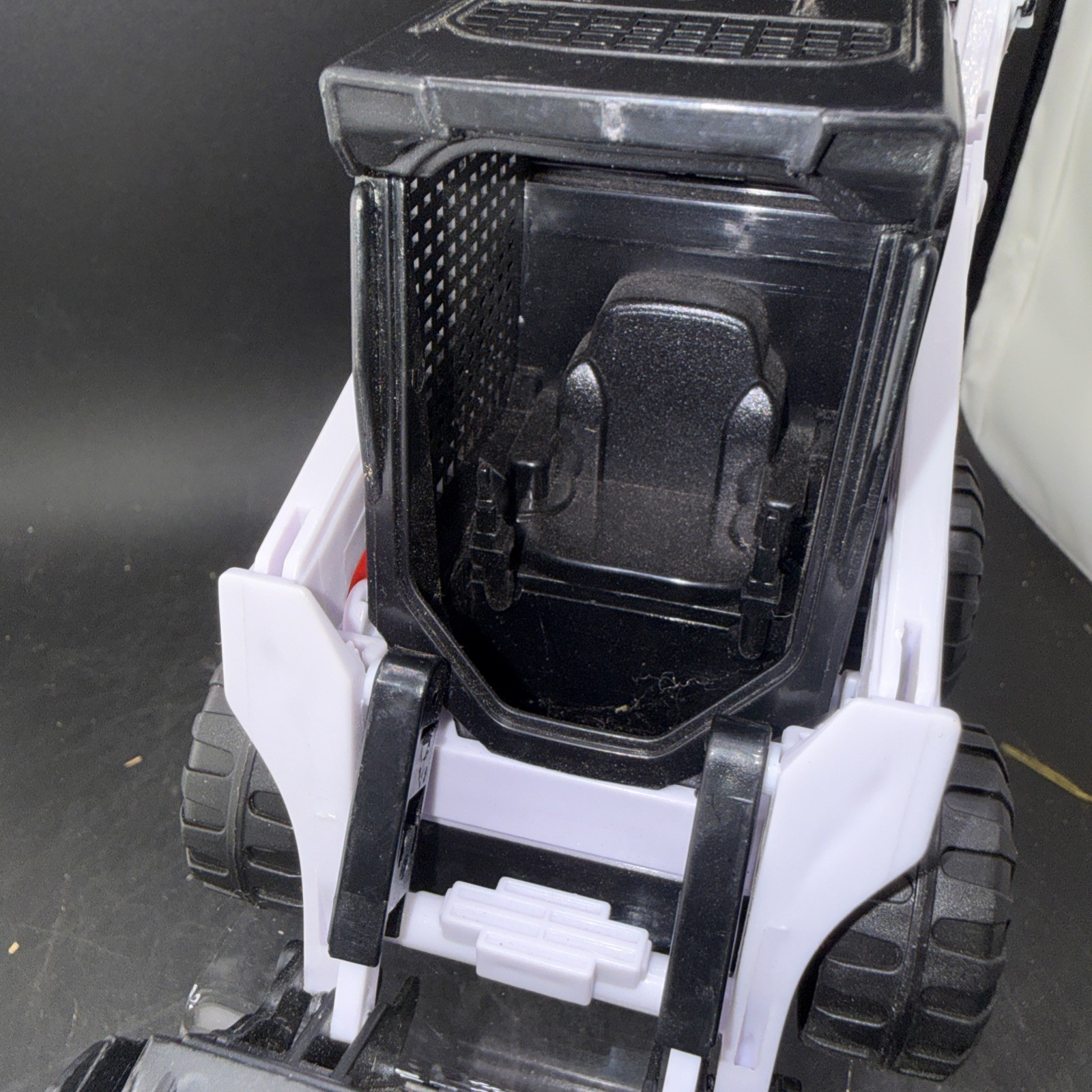 New Bright Bobcat Skid Steer Loader Grapple Bucket Construction Toy Vehicle
