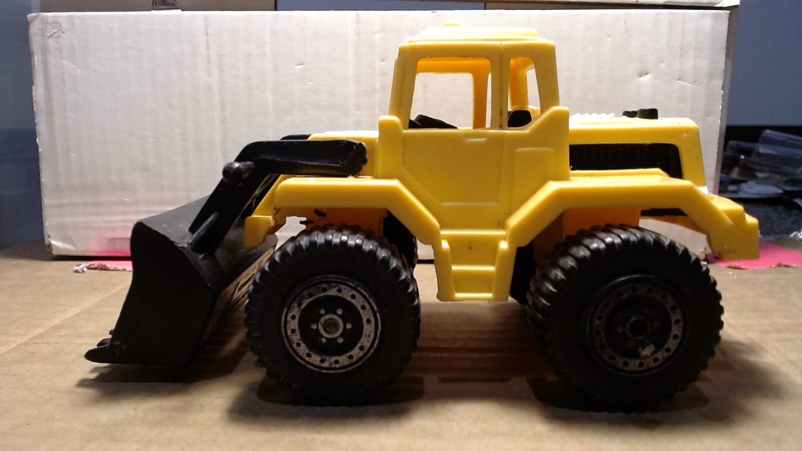 VTG Tootsie Toy Plastic Front loader. Made in the USA 8″ Long