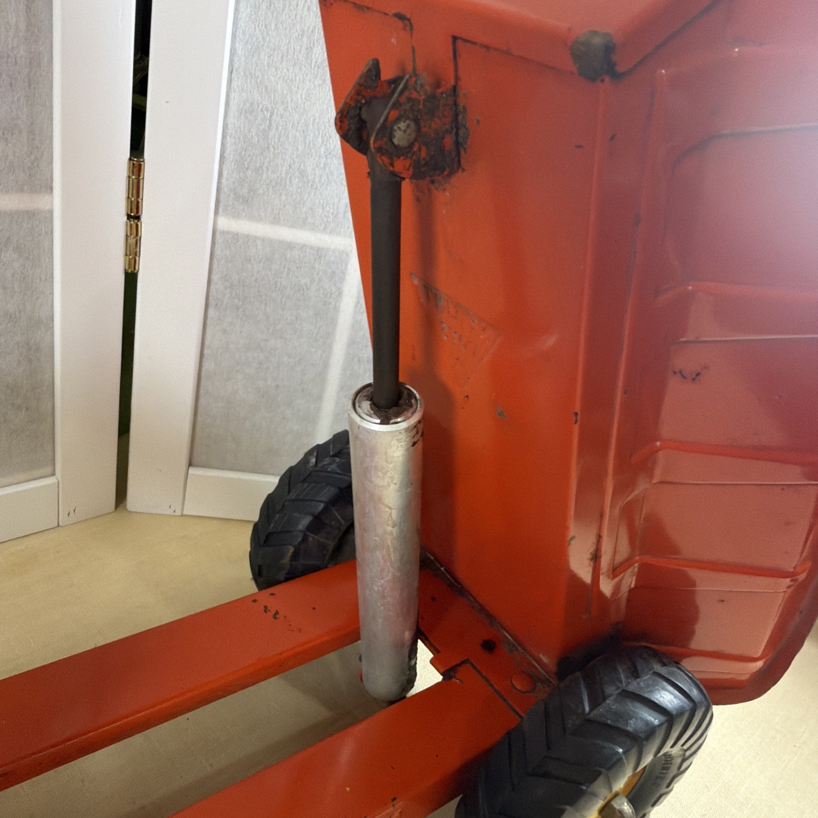 1959 – 1962 NYLINT #4600 Hydraulic Dumper Toy – Strong Hydraulic Dump piston!