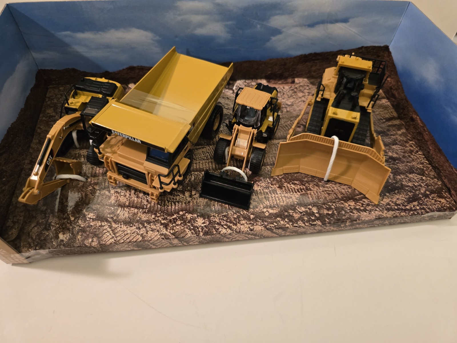 4 DIECAST MASTERS Cat Caterpillar Construction Loader Truck Excavator Tractor