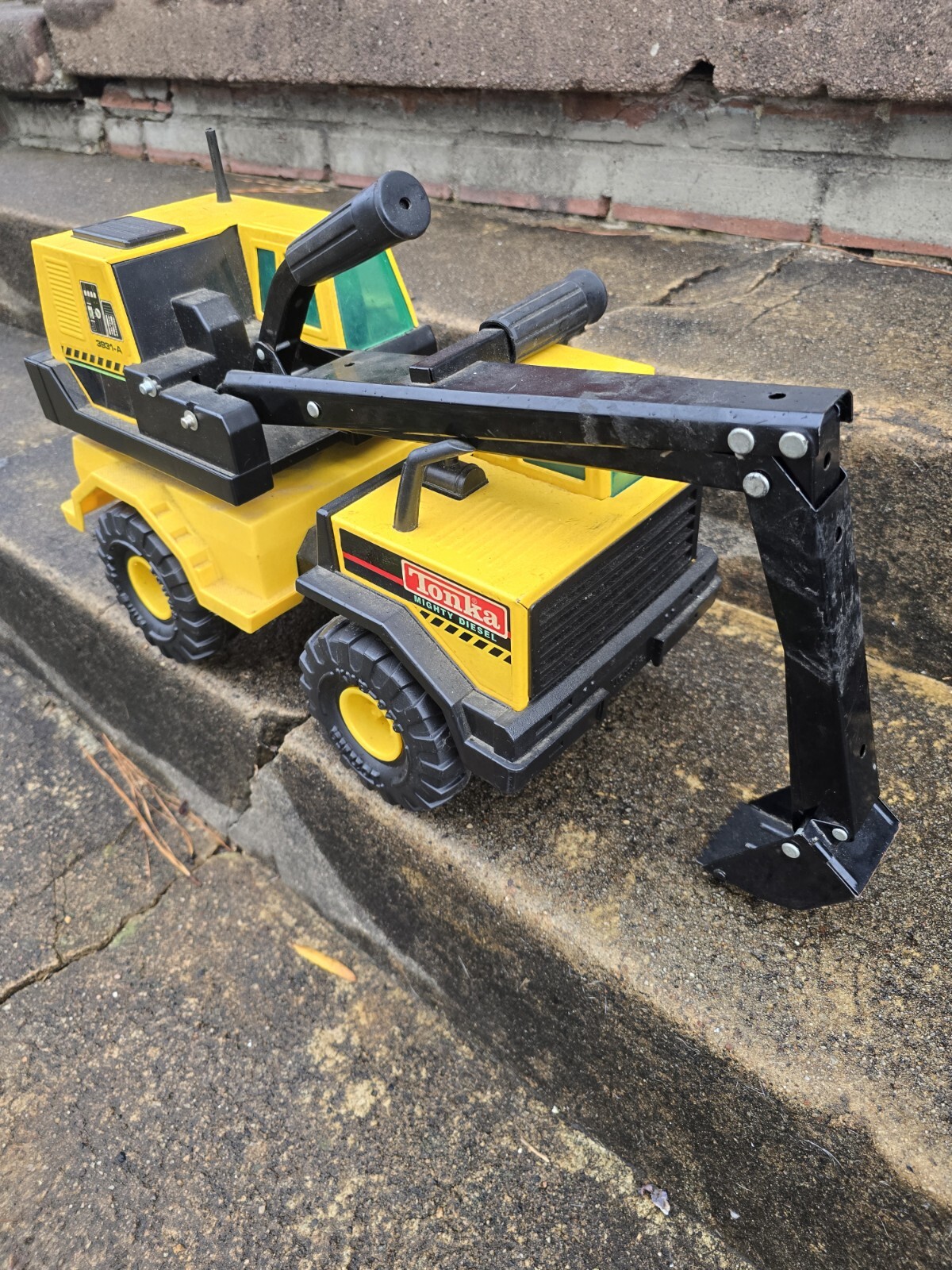 Tonka Mighty Diesel Excavator Backhoe Steel Truck Load 1210 3931-a XMB-975