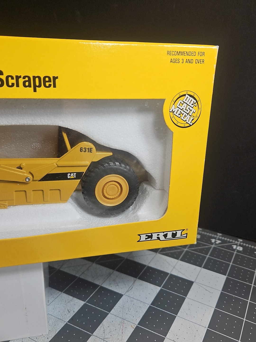 ERTL Caterpillar Cat 631E Wheel Tractor Scraper 1:50 Scale Model #2430 New