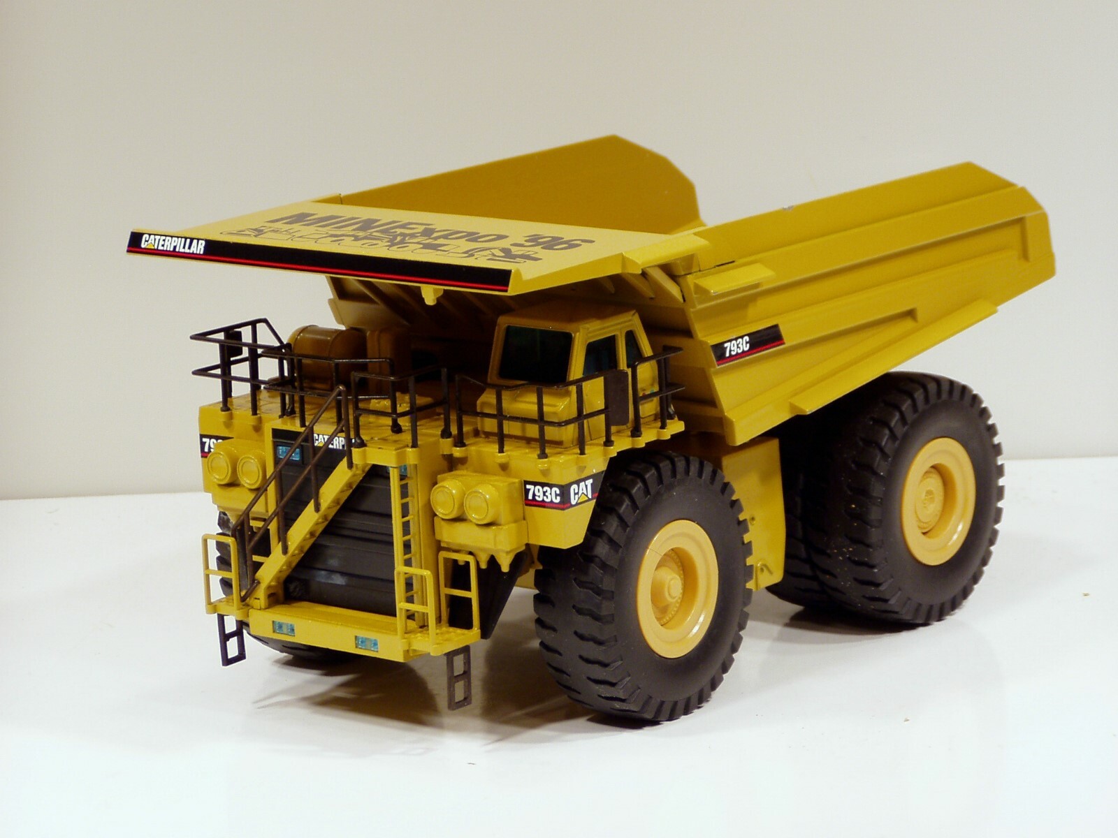 Caterpillar 793C Dump Truck – “MINEXPO 96” – 1/50 – NZG #403 – N.MIB