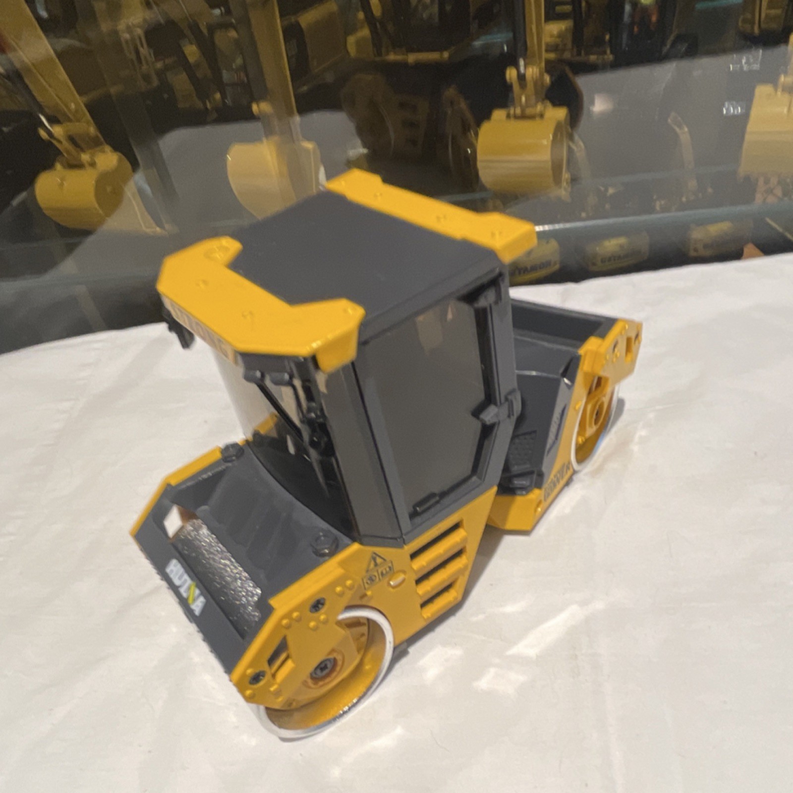 Huina Diecast Road Roller Construction Vehicle Yellow Black Silver Model