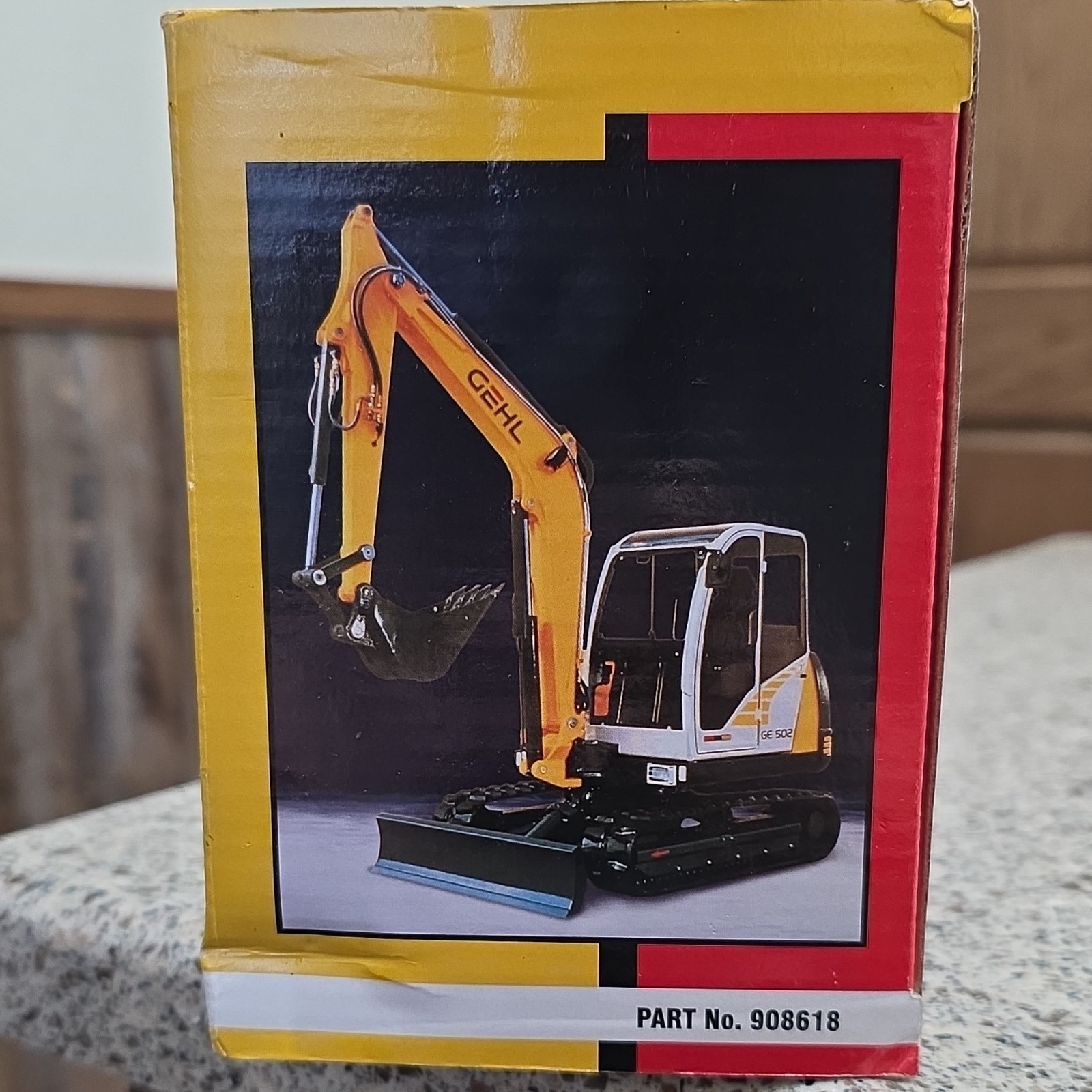 Die-Cast Promotions Gehl GE 602 Compact Excavator 1:25 Diecast Metal 908618