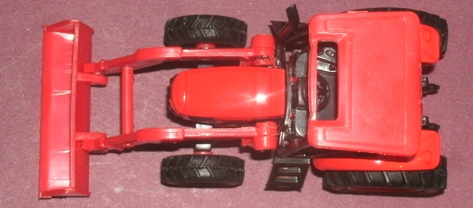 1/43 Scale Kubota M5-111 Utility Tractor w/ Loader Toy Model (4″) New-Ray 34197