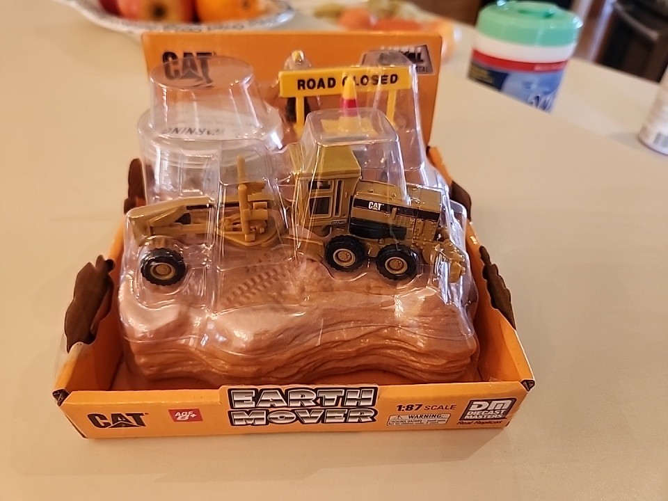 Diecast Masters 1:87 (HO) CAT 163H Motor Grader
