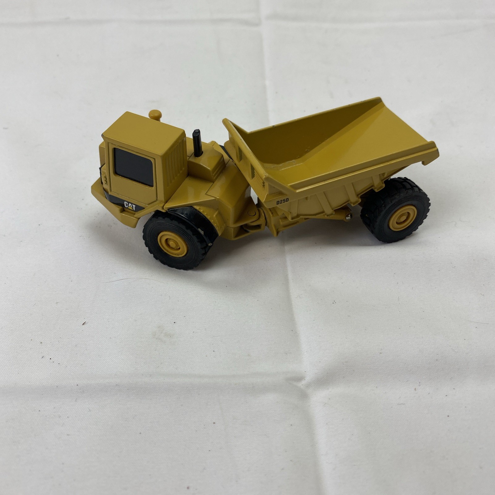 ERTL Caterpillar CAT D25D Articulated Dump Truck 1:64