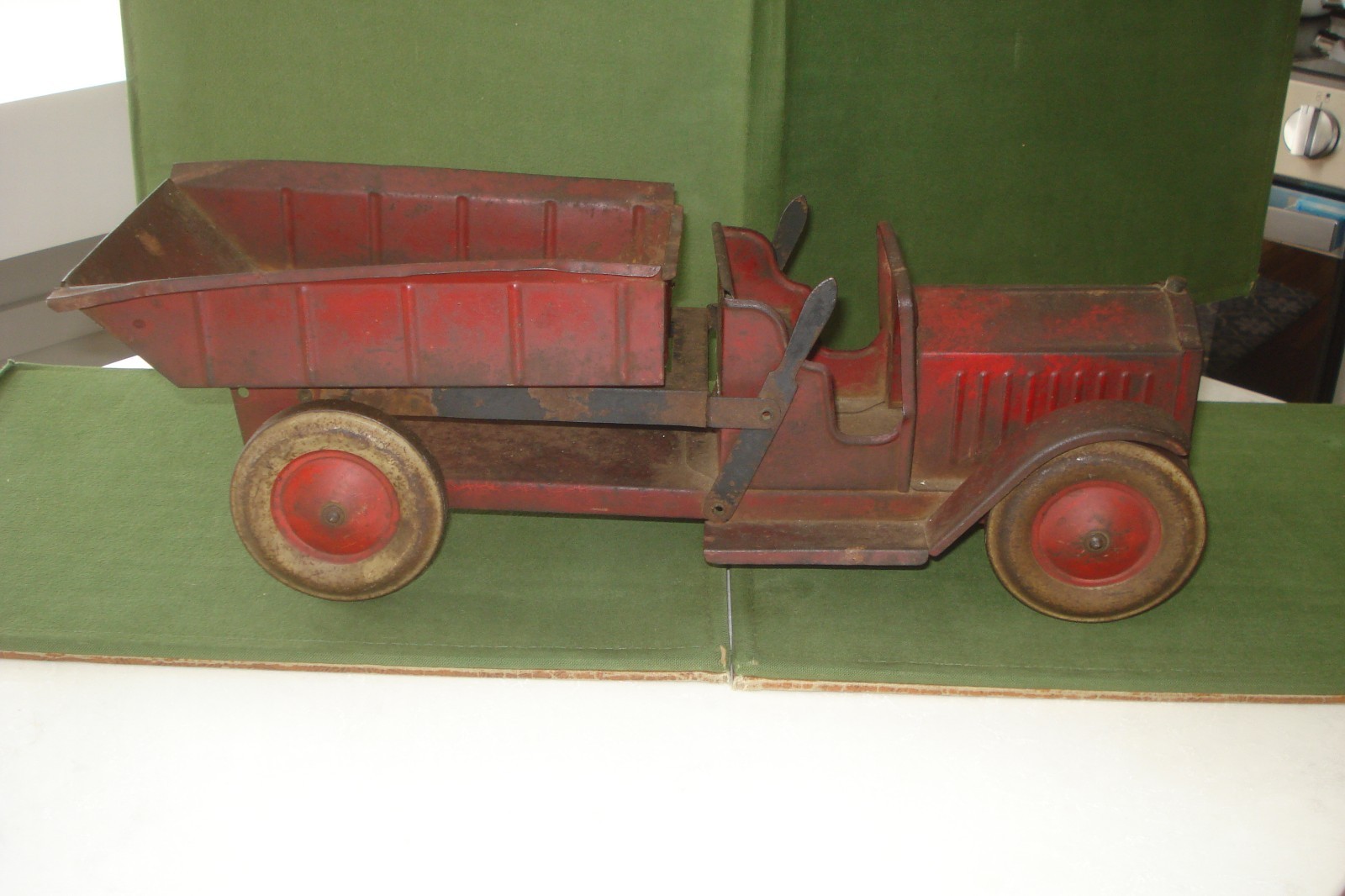 1930’s STRUCTO TIN DUMP TRUCK RED 18 INCHES
