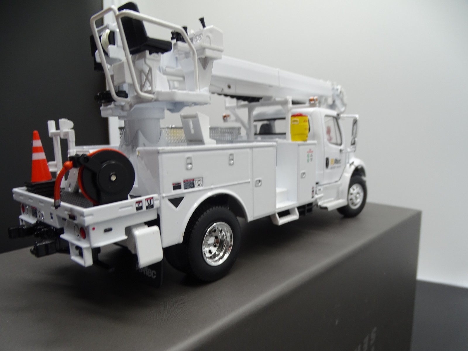 Diecast Masters 71110 1/32 FREIGHTLINER M2 106 WITH ALTEC DC47 DERRICK