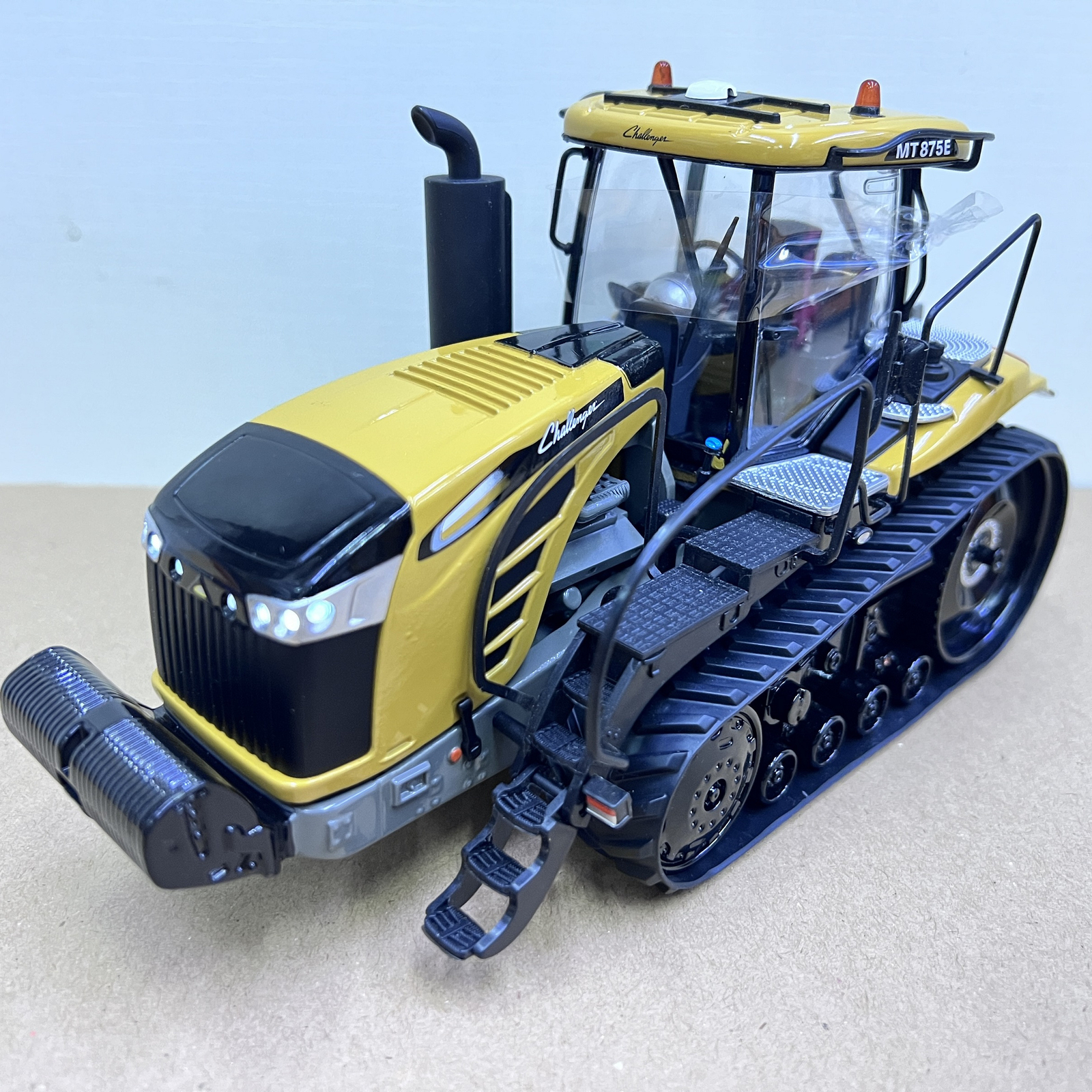 1:32 USK CHALLENGER MT875E Tractor Farm Vehicle Machinery Diecast Model