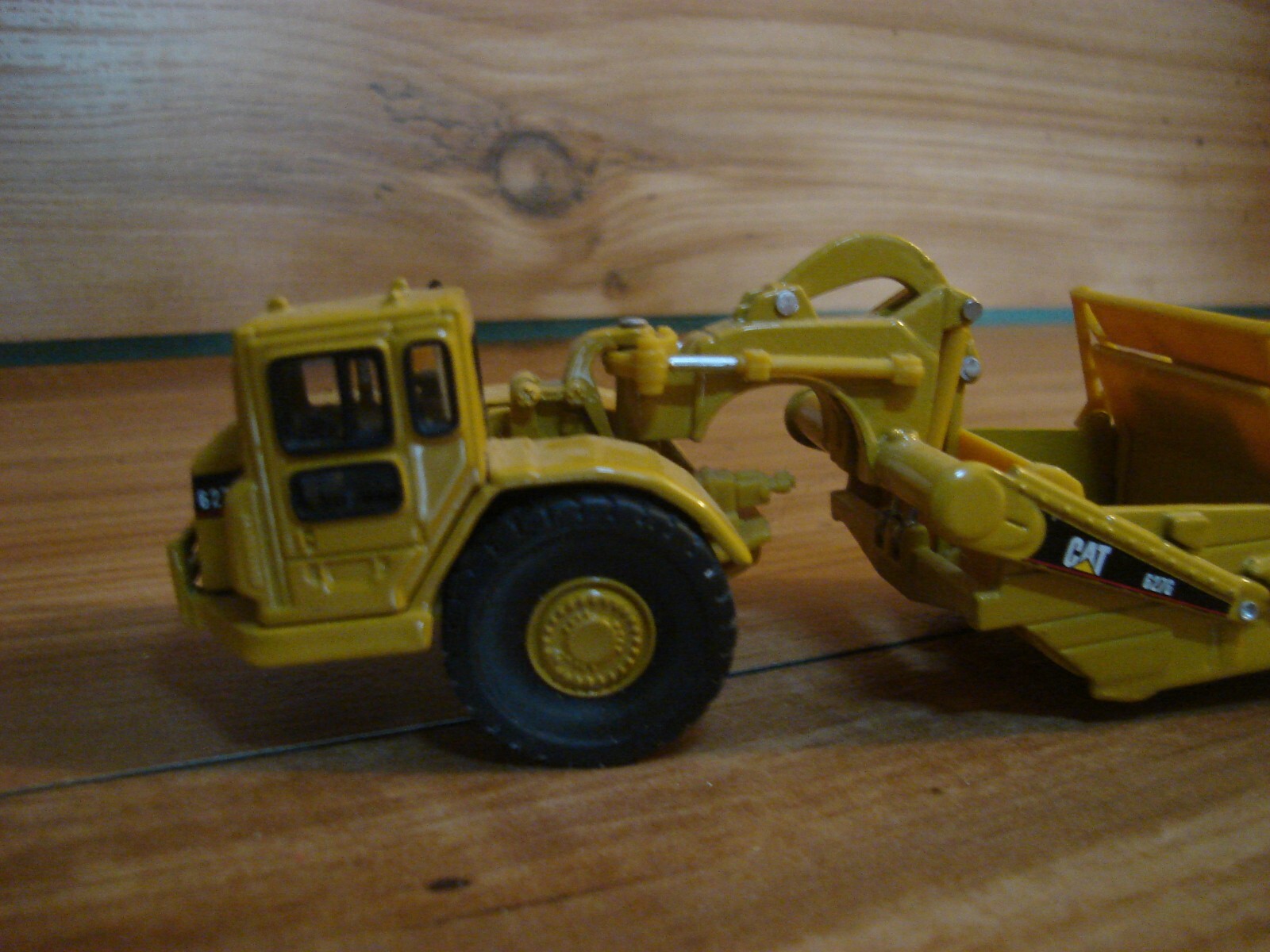 Norscot HO Scale Cat 627G Auger Scraper With Auger/ Cat D5M LGP Track