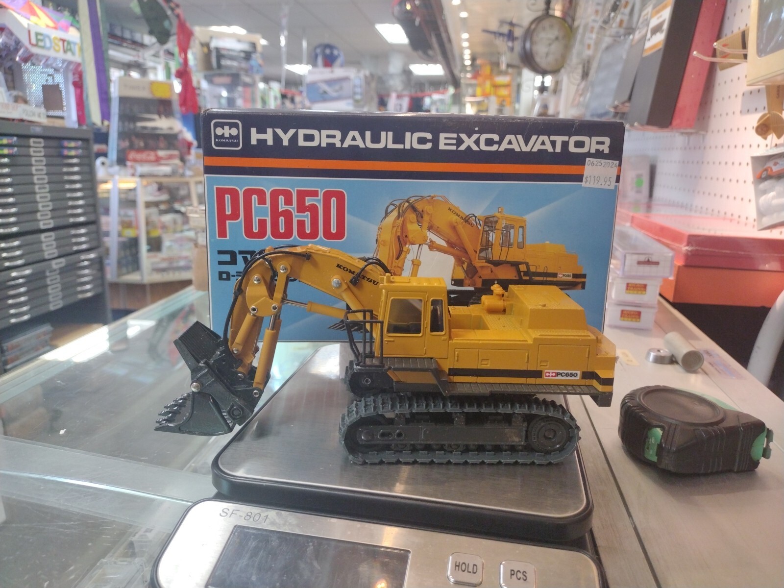 Komatsu 1:50th Scale Loading Shovel PC650