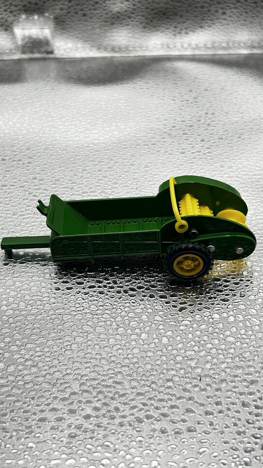 1/43 ERTL Diecast 5654 John Deere Manure Spreader D0067 LZ