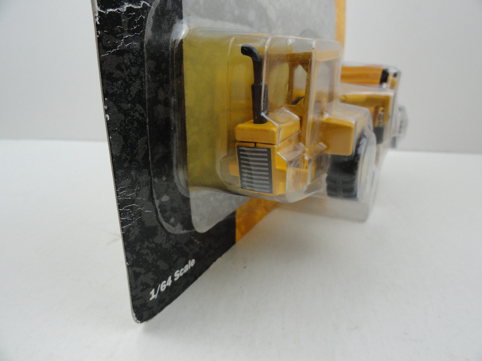 Ertl 12190 Scraper (Yellow Unmarked International 412B) – 1/64 Scale