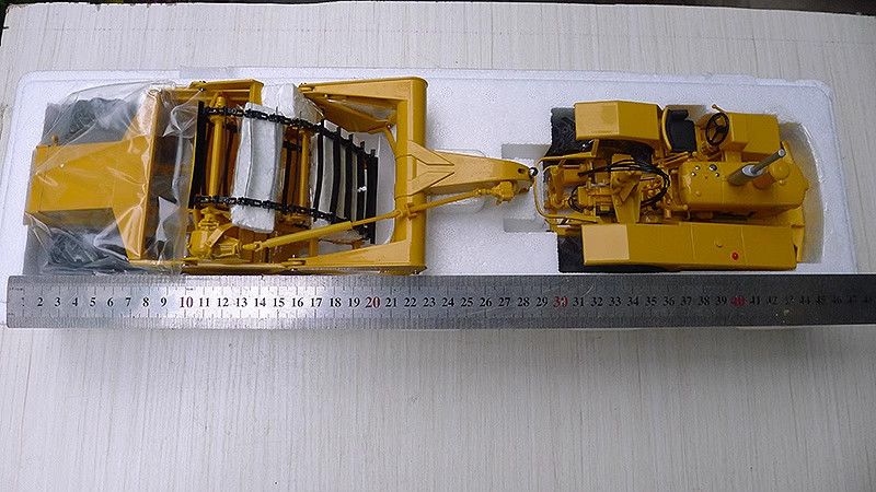 1:24 Scale John Deere 840 Diesel with 400 Scraper – Reuhl Model JD840/400 New