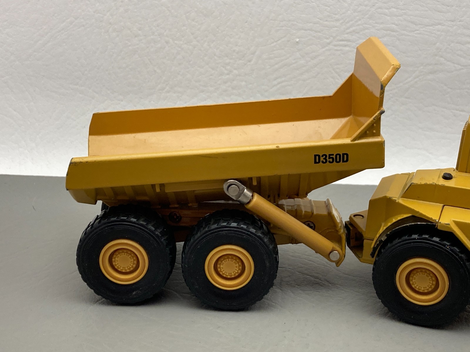 ERTL Caterpillar D350D Articulated Dump Truck Model 2431 1:50 Scale Collectible