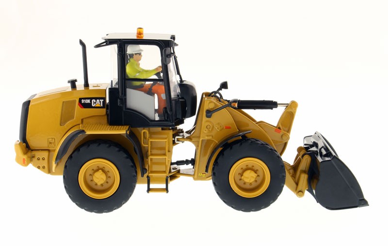DIECAST MASTERS – CATERPILLAR 910K on tires with figure and u…