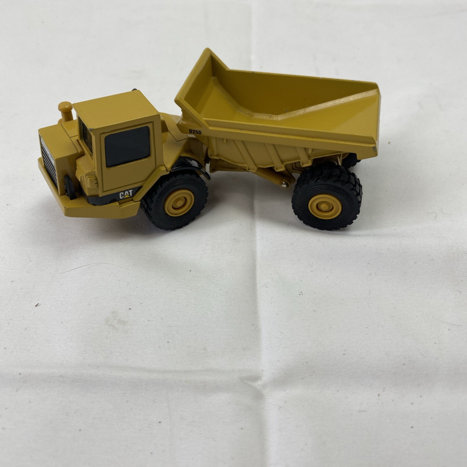 ERTL Caterpillar CAT D25D Articulated Dump Truck 1:64