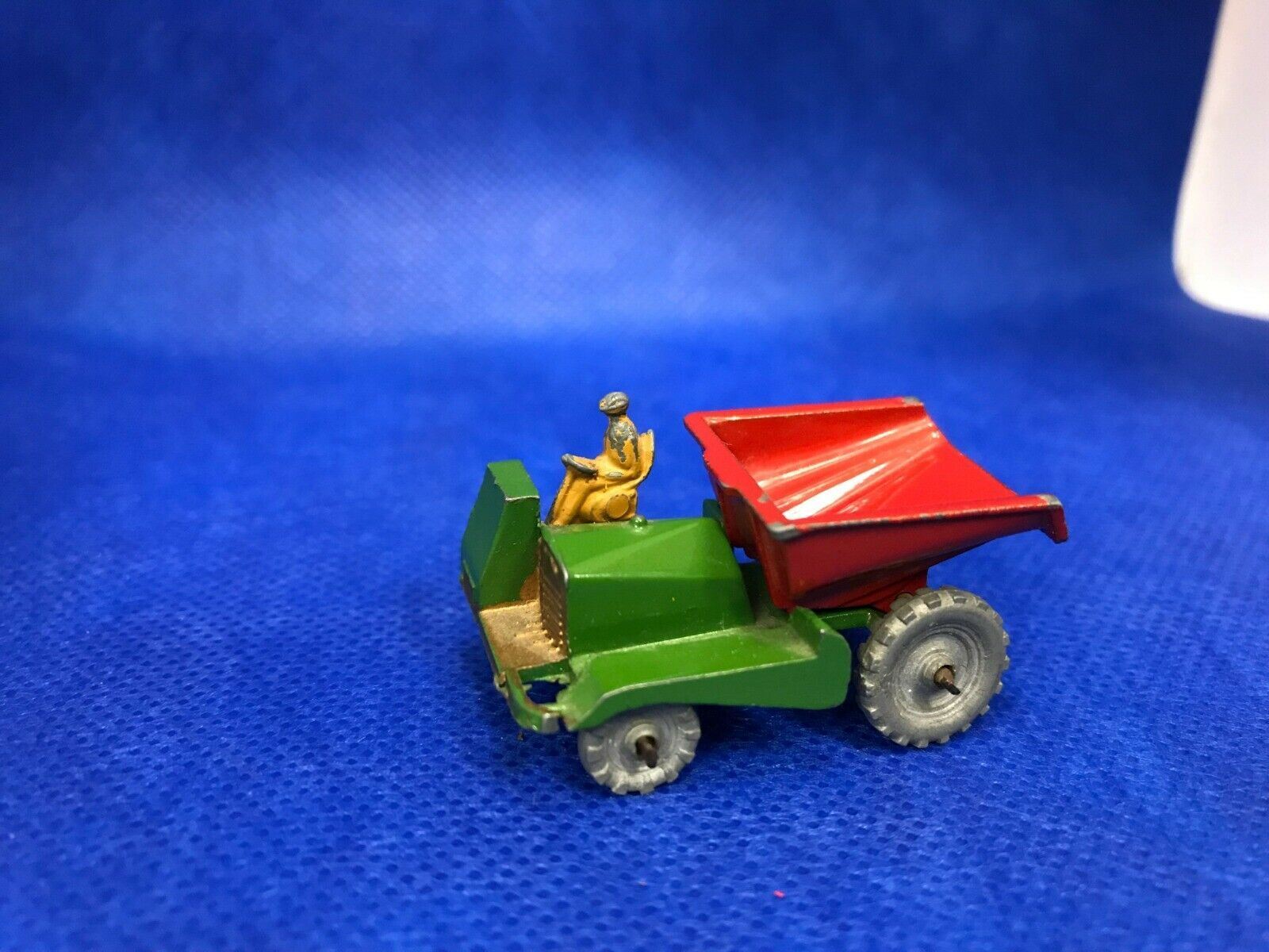 VINTAGE LESNEY ENGLAND NO. 2 DUMP TRUCK 1950’S RED GREEN YELLOW MAN METAL WHEELS