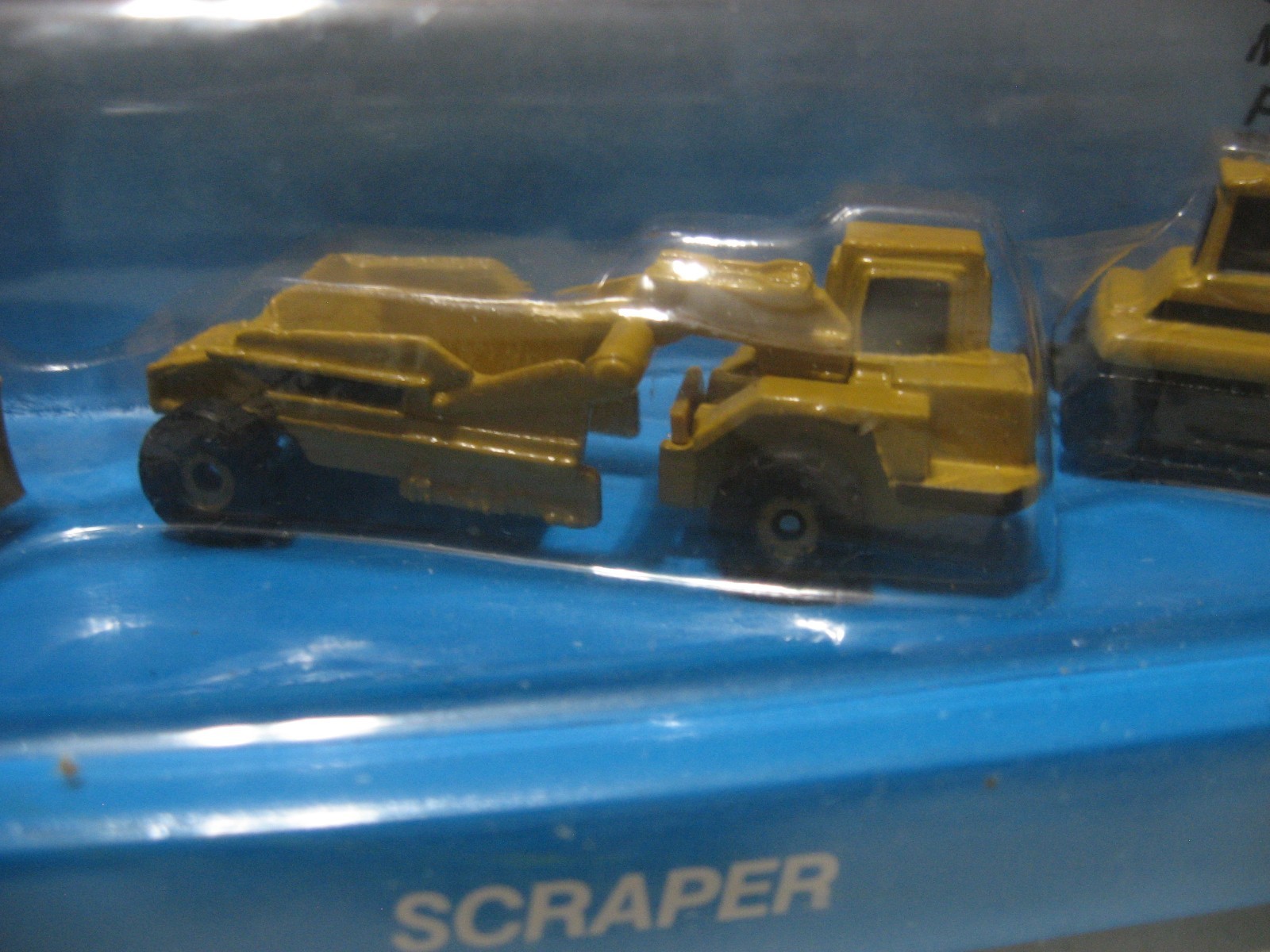 ERTL 2428 Mighty Movers Caterpillar Track -Type Tractor Scraper Challenger