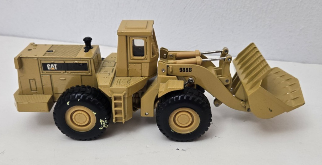 ERTL CAT Caterpillar Wheel Loader 988B Yellow Die Cast Model Vintage