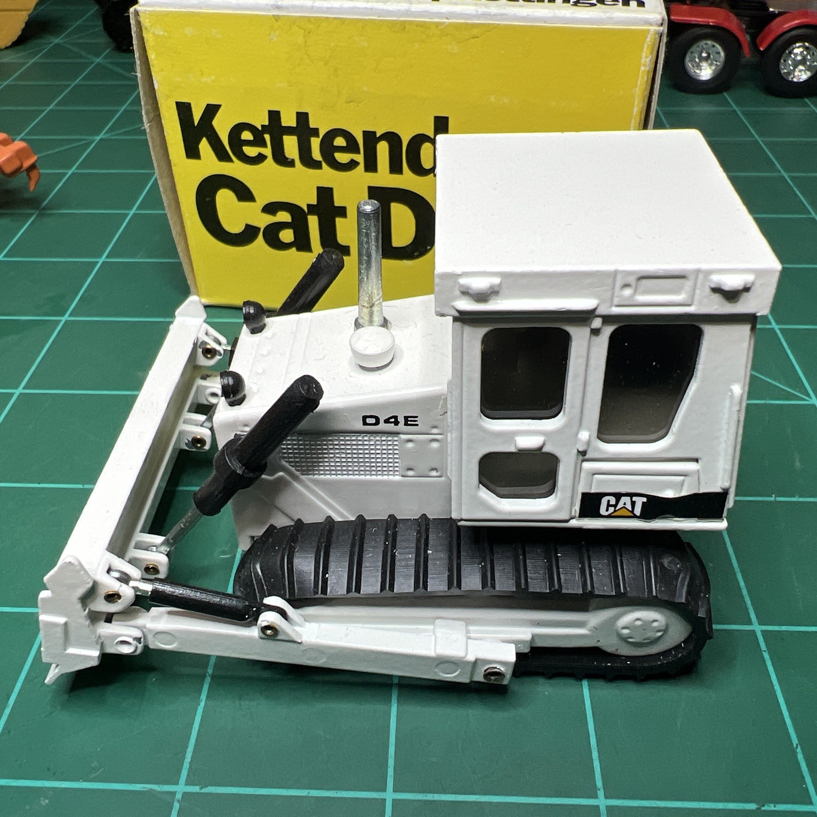 Caterpillar Cat D4E Dozer – NZG 1:50 Scale Diecast #205 White Edition
