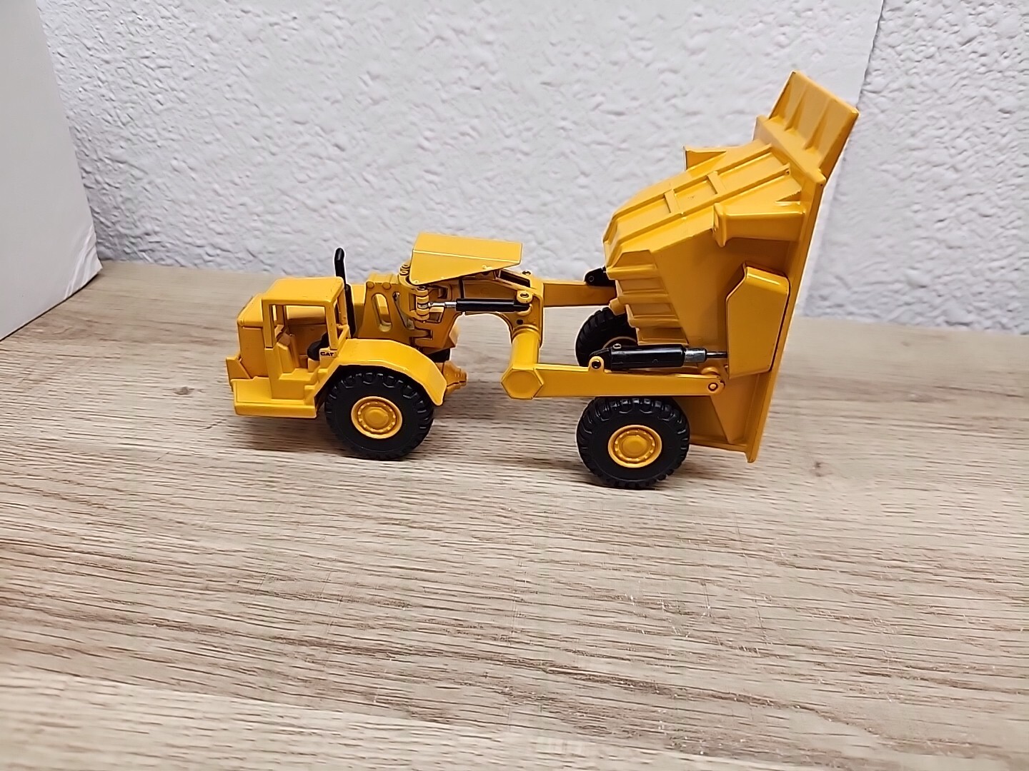 JOAL Caterpillar Cat 631D Heavy Tipping Dump Truck, Scale 1:50