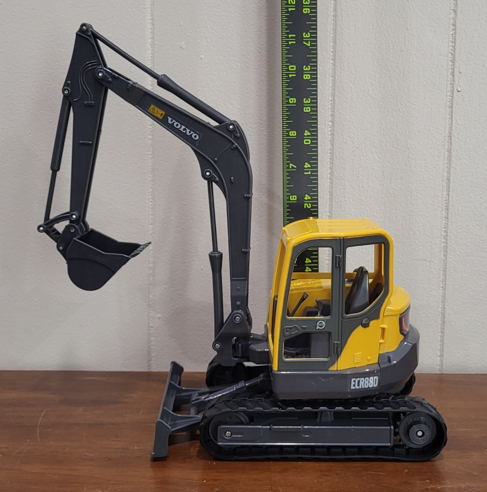 Volvo ECR88D Scale Functional Plastic Model Working Arm And Bucket Construction