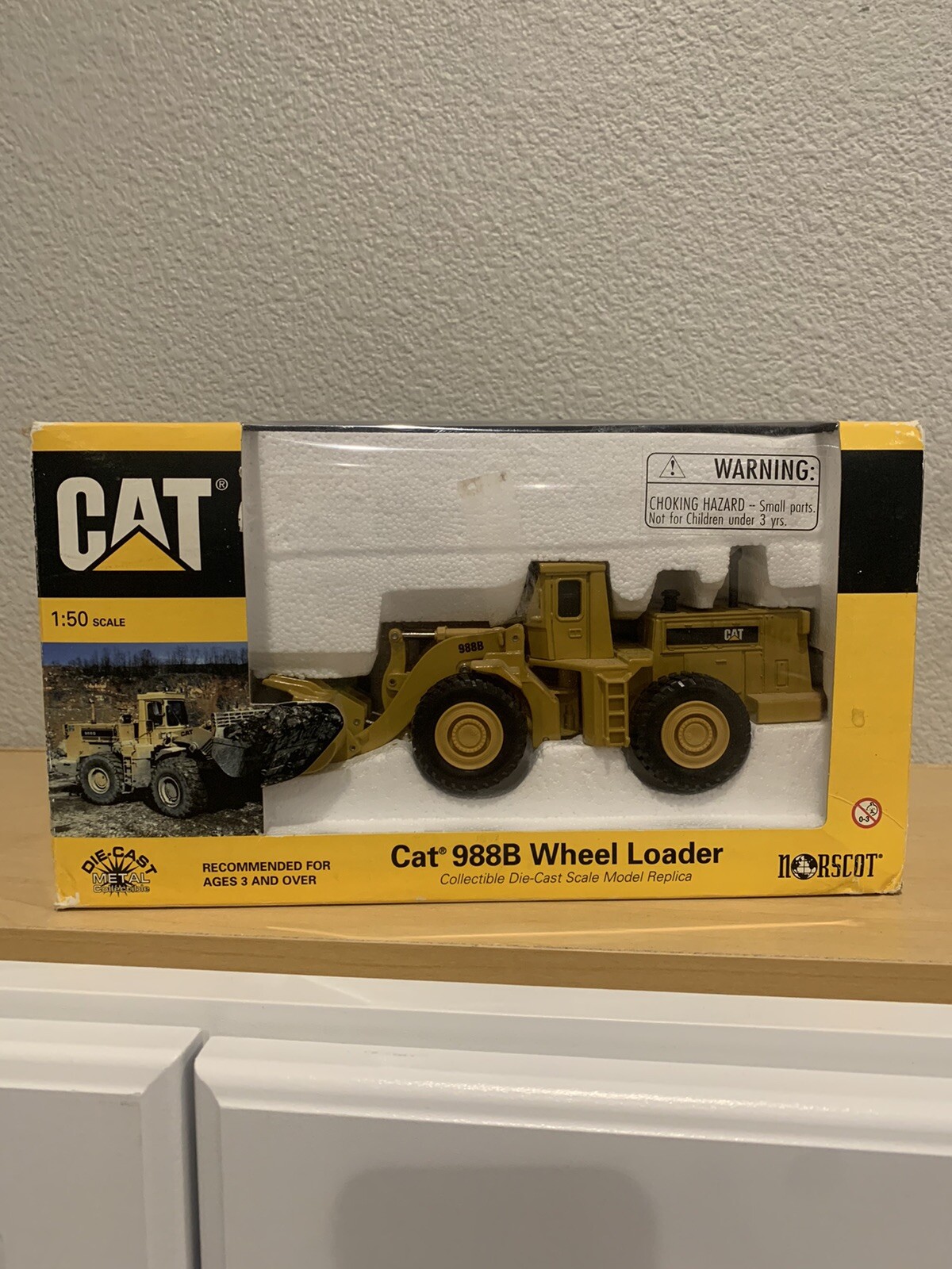 Norscot 55702 Caterpillar 988B Heavy Duty Wheel Loader 1/50 Die-cast MIB