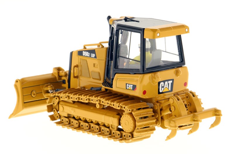 DIECAST MASTERS – CATERPILLAR D5 K2 LGP equipped with acc scarifier…