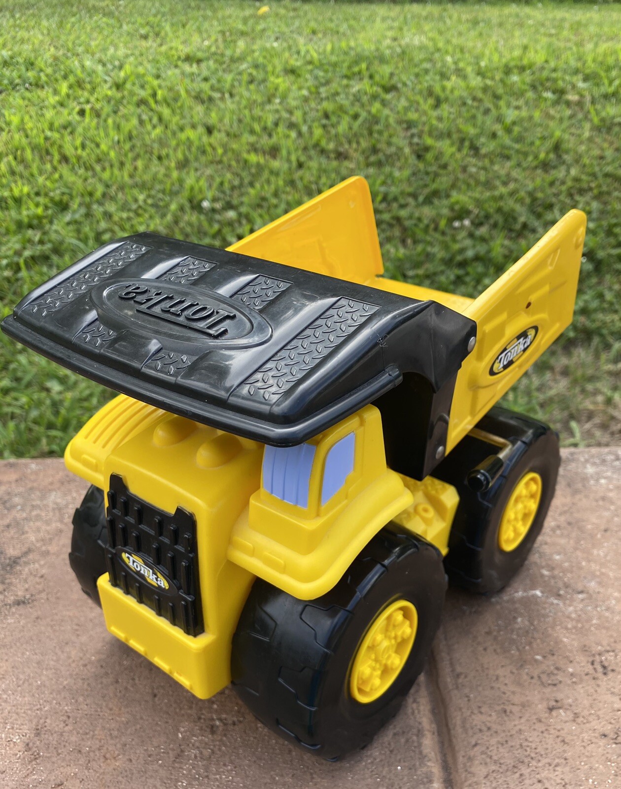 2006 Tonka Dump Truck. Die Cast And Plastic. 9”x 6”