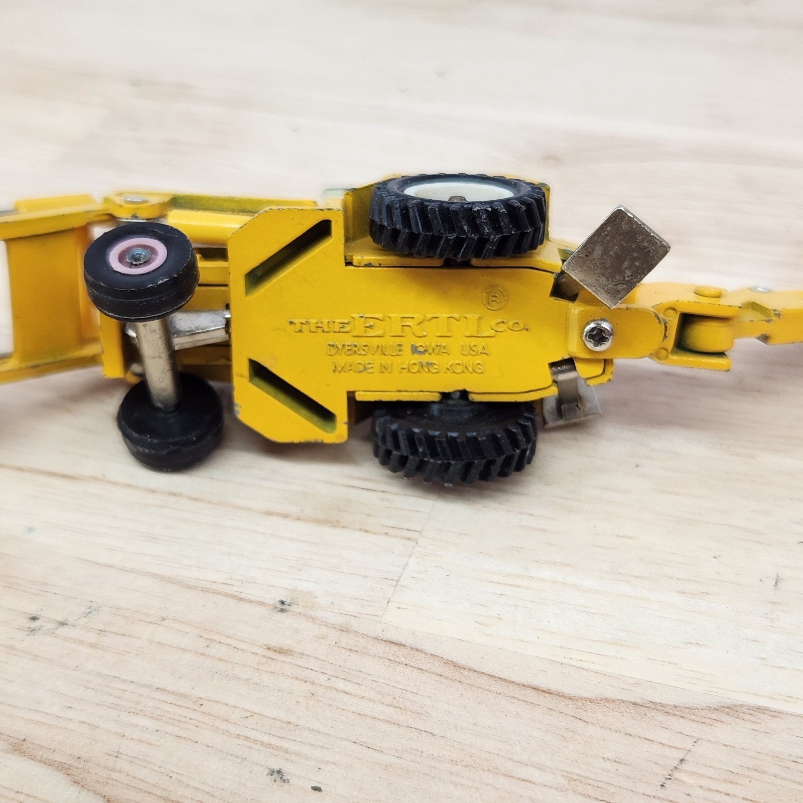 1:64 ERTL International Backhoe Loader Mighty Movers of the World