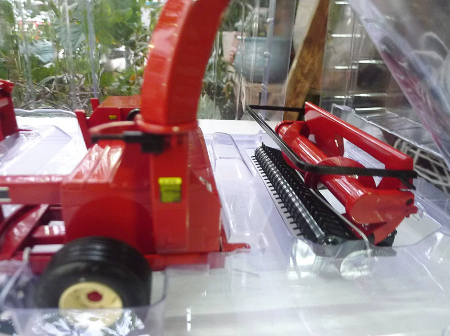 1:16 SpecCast ​CUST 2097 CASE IH 781 Forage Harvester Farm Machine Diecast Model