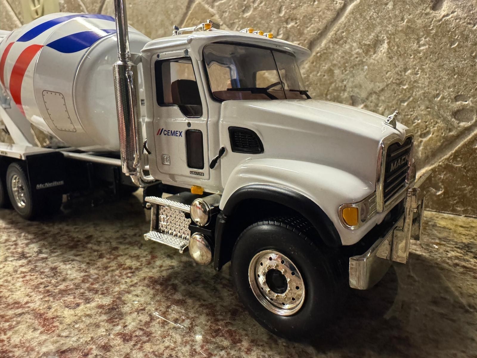 CEMEX NEW LOGO RARE – FIRST GEAR 1:34 MACK GRANITE MODEL CONCRETE MIXER TRUCK