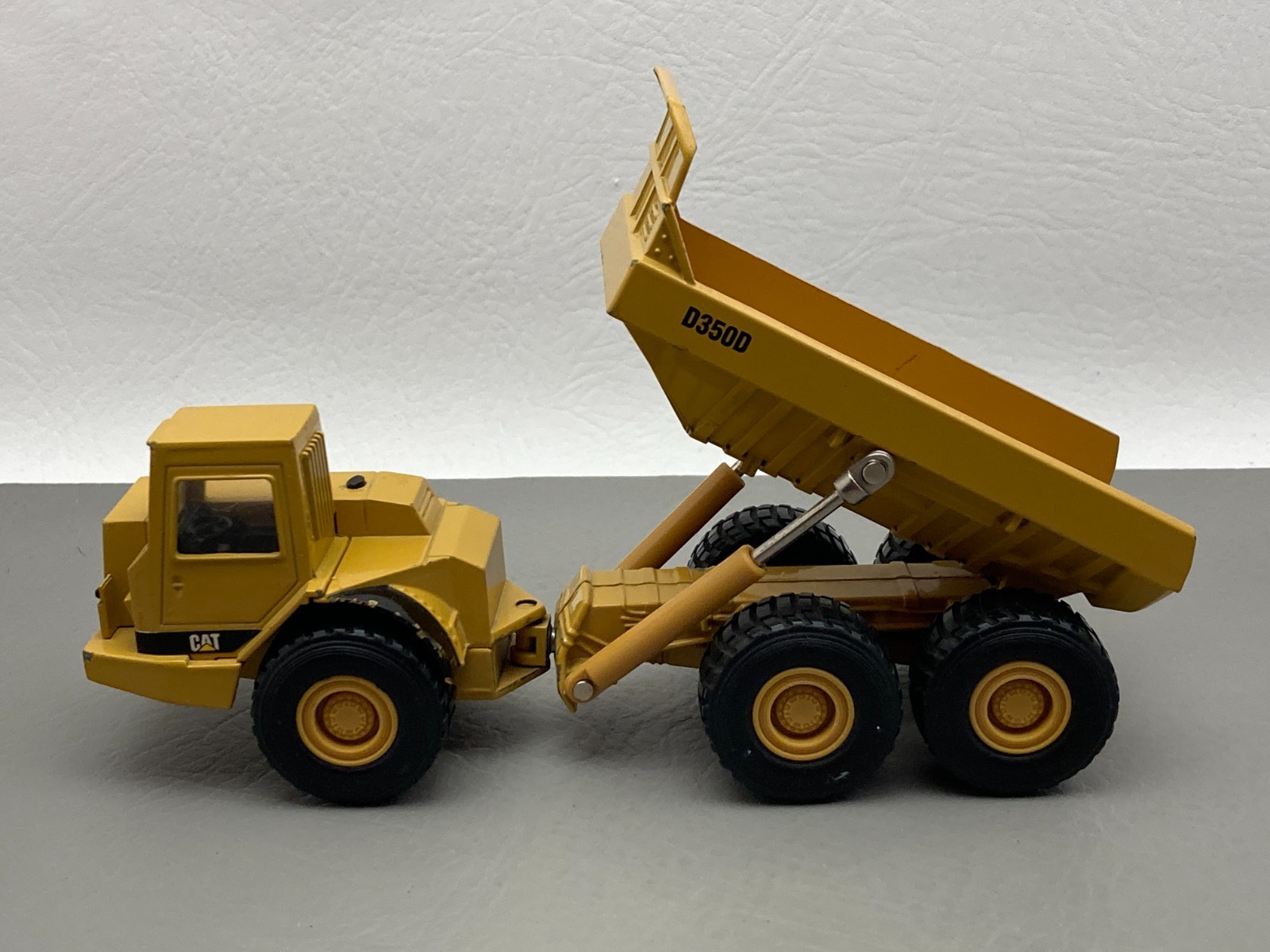 ERTL Caterpillar D350D Articulated Dump Truck Model 2431 1:50 Scale Collectible