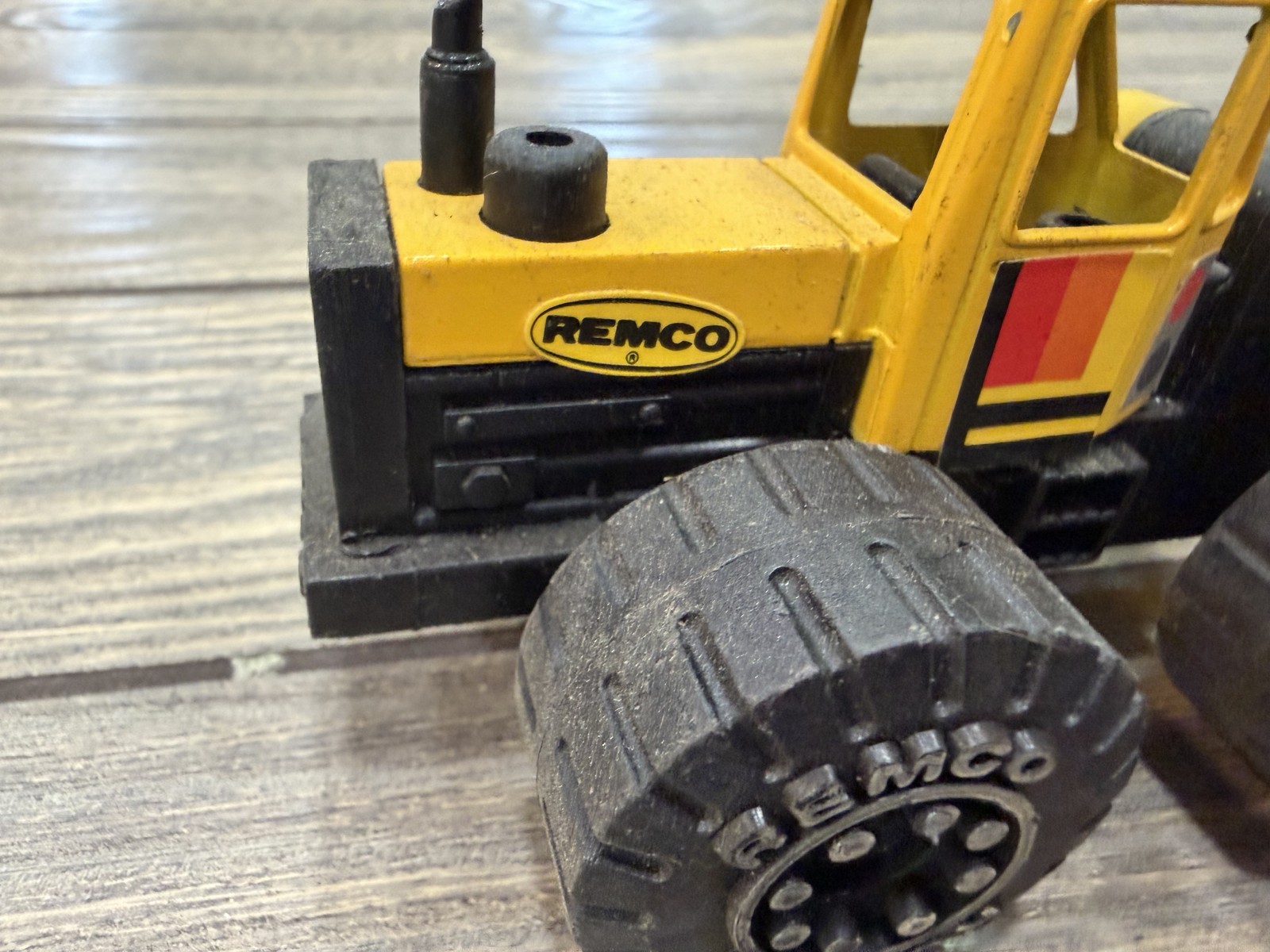 Vintage REMCO Construction Front End Loader Bulldozer Toy Vehicle 1987 Made in