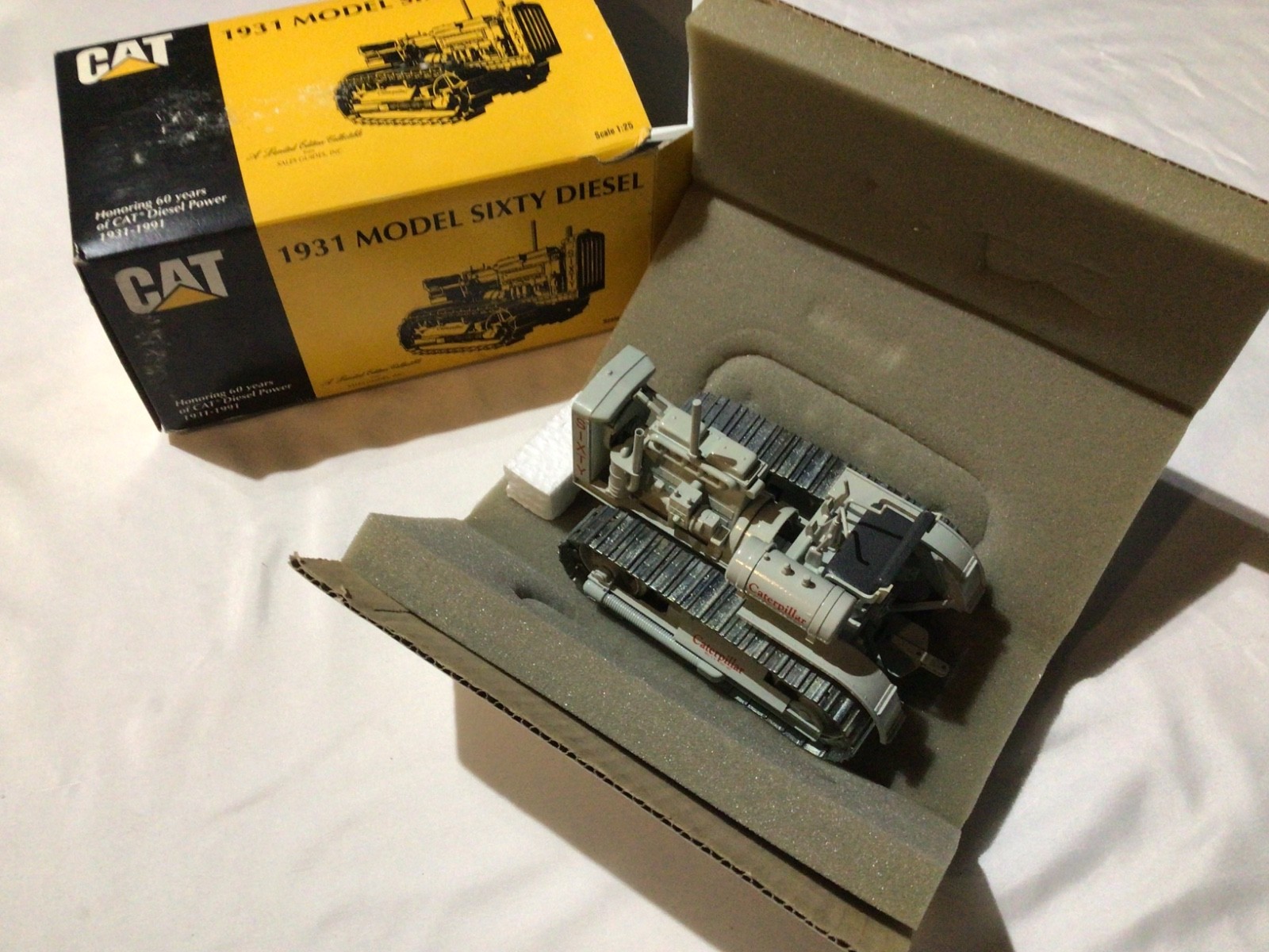 New CAT 1931 MODEL SIXTY DIESEL Crawler Diecast Toy Model 2873 1:25 Germany NIB
