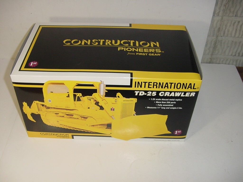 1/25 International TD-25 Crawler W/Blade & Ripper 1ST GEAR NIB! Never Displayed!